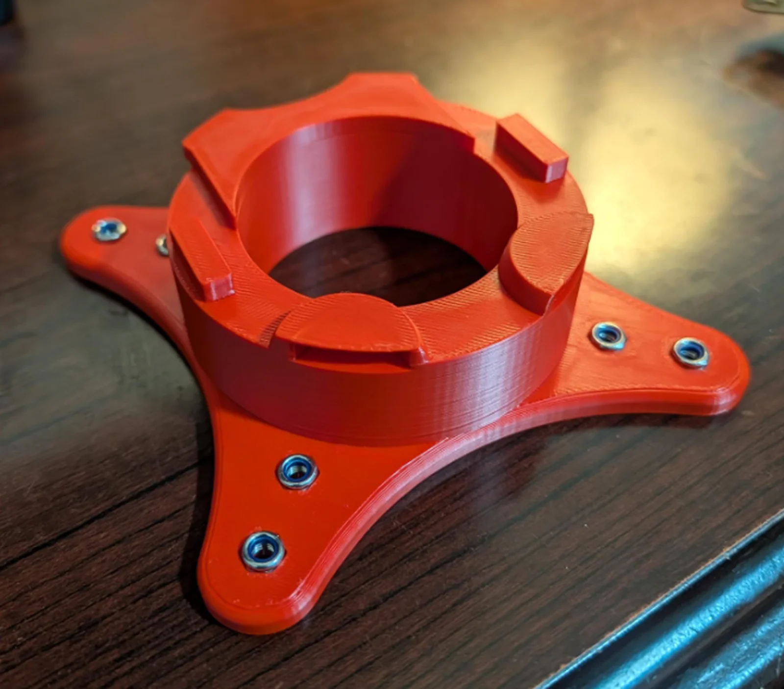 Adaptador VESA impresso em 3D, a fixar o monitor